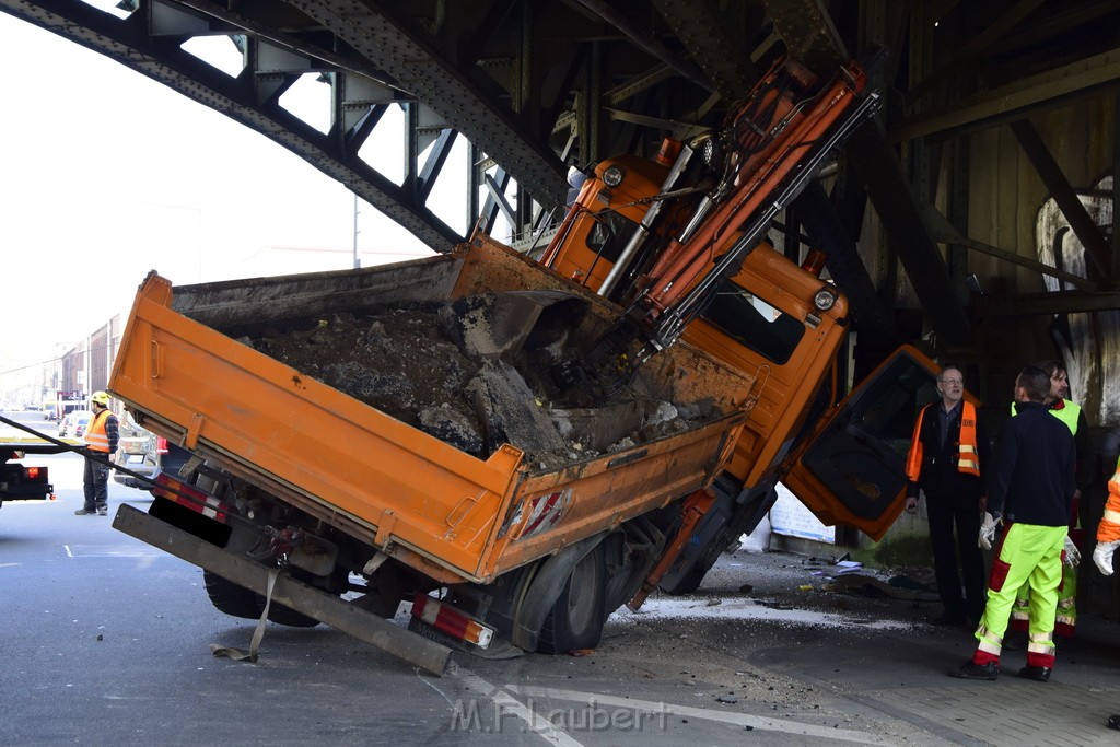 LKW blieb unter Bruecke haengen Koeln Deutz Deutz Muelheimerstr P031.JPG - Miklos Laubert